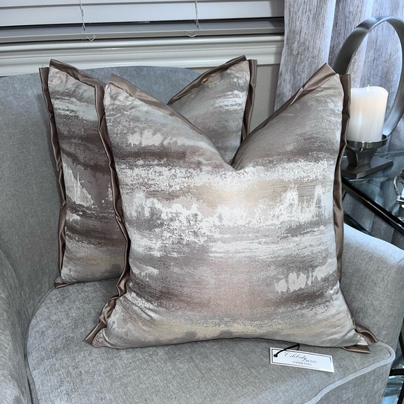 1-NWT CELEBRITY HOME MARBLED
DECORATIVE PILLOWS (Read description for details) - Picture 14 of 17